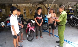 Nhóm thiếu niên dùng xe máy trộm cắp 'kẹp 4' tông thẳng vào CSGT