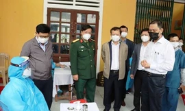 Bí thư Tỉnh ủy TT-Huế Lê Trường Lưu cùng lãnh đạo các sở, ngành chức năng kiểm tra công tác tiêm vắc xin cho người dân