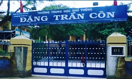 Phê bình hiệu trưởng yêu cầu học sinh đi lao động nếu không tham gia dã ngoại có đóng phí