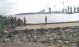 Xe máy chở 3 học sinh lao xuống biển, 2 người chết