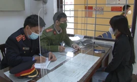 Đối tượng Trần Thị M.T (bìa phải) tại cơ quan công an.