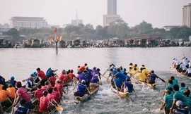 Hào hứng xem 400 tay chèo tranh tài trên sông Hương