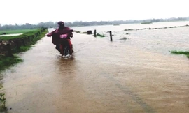 Cùng vợ vượt đập tràn về quê ăn giỗ, người chồng bị nước cuốn tử vong