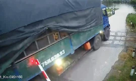 Điều khiển xe tải ‘liều mạng’ băng qua đường ngang, phá hỏng chắn đường sắt đang đóng