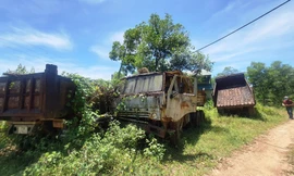 Hàng loạt phương tiện cơ giới, máy móc bị bỏ quên mục nát giữa rừng