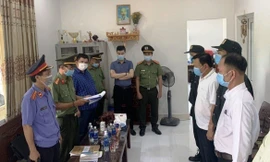 Đỗ Chí Thành (áo trắng, thứ 3 từ phải sang) - cựu Giám đốc Cảng hàng không Quốc tế Phú Bài bị khởi tố, bắt tạm giam về hành vi tham ô tài sản 