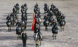 Xem kỵ binh Cảnh sát Cơ động diễu hành trên đường phố Huế