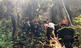 Gay cấn nhiều giờ đưa nạn nhân tử vong kẹt trên vách núi cao hiểm trở xuống đất