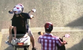 Hình ảnh đối tượng nhảy tàu di chuyển trên đường cùng bạn gái được camera giám sát đô thị ghi lại