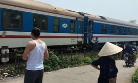 Xe máy va chạm tàu hỏa, nhân viên giao hàng tử vong 