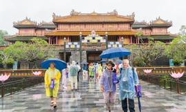 Thực hư chuyện ‘không xem được ngai vàng’, du khách Thái Lan chụp ảnh trước Ngọ môn Huế rồi ra về