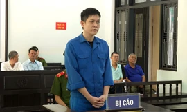 Chiếm đoạt tiền công ty ‘nướng’ vào cờ bạc