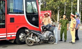 Xe khách va chạm xe máy, 4 người trong cùng gia đình thương vong