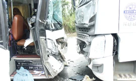 Ô tô tải đấu đầu xe giường nằm chở 21 hành khách trên đường tránh Huế