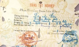 Bàn giao di vật, kỷ vật quý của liệt sĩ cho gia đình 