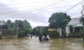 Hứng mưa rất lớn, nhiều tuyến đường ở TT-Huế ngập thành 'sông'