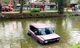 TP. Huế: Xe ô tô điện rơi xuống sông ngày mùng Một Tết