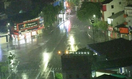 Chưa tới giờ cấm, đường phố Huế đã vắng người qua lại