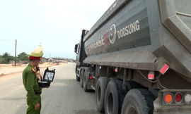 Xử lý hàng trăm xe quá khổ quá tải, phạt tiền gần 2 tỷ đồng