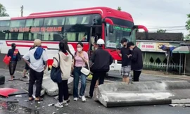 Xe giường nằm lao thẳng dải phân cách, nhiều hành khách hoảng loạn