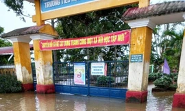 Ứng phó mưa lũ nguy hiểm, học sinh vùng trũng TT-Huế nghỉ học từ chiều 14/10