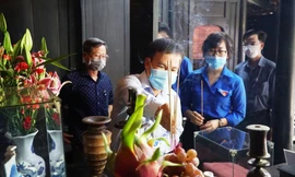 Dâng hương tại Nhà lưu niệm Chủ tịch Hồ Chí Minh kỷ niệm 110 năm Ngày Bác Hồ ra đi tìm đường cứu nước