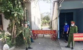 Lực lượng công an, quân đội, y tế giám sát chặt khu vực cách ly tạm thời phòng, chống COVID-19 tại xã Lộc Tiến, huyện Phú Lộc, tỉnh TT-Huế. Đây là nơi có 2 ca dương tính với SARS-CoV-2.