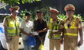 Hai anh em bị nhà xe bỏ lại giữa đèo Hải Vân, phải đi bộ hàng chục km