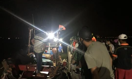 Cứu 9 ngư dân trên tàu cá bị chìm giữa biển