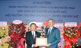 Một giáo sư, tiến sĩ tại Huế nhận Huân chương Công trạng Quốc gia, tước Hiệp sĩ của Nhà nước Pháp