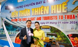 Đón du khách đầu tiên đến Huế, Bình Định năm 2024 bằng đường hàng không