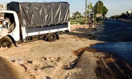 20 cảnh sát giải cứu tài xế mắc kẹt trong ca bin xe tải gặp tai nạn