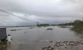 Thông tuyến đường sắt qua TT-Huế sau hai ngày bị ách tắc do mưa lũ