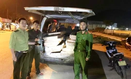 Phát hiện bất ngờ bên trong chiếc ô tô 16 chỗ tháo ghế ngồi, không có tem đăng kiểm