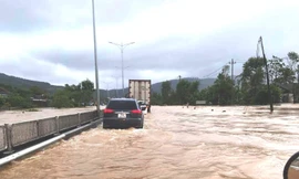 Dầm mưa lớn tìm người mất tích do lũ cuốn trôi