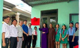 Bàn giao nhà Khăn quàng đỏ, tặng học bổng cho học sinh hoàn cảnh khó khăn