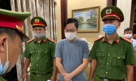 Đọc lệnh bắt tạm giam đối với Tống Phước Hoàng Hưng (mặc áo phông, thứ hai từ phải sang)