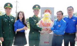 Tặng 10.000 lá cờ Tổ quốc cho ngư dân TT-Huế