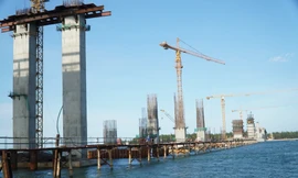 Nhìn gần công trình cầu vượt cửa biển dài nhất miền Trung ‘chạy nước rút’ trước mùa mưa bão