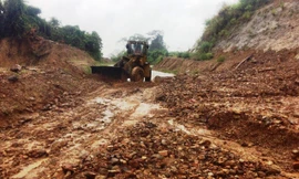 Mưa lớn gây sạt lở đất đá vùi lấp đường giao thông tại TT-Huế trong ngày 8/10