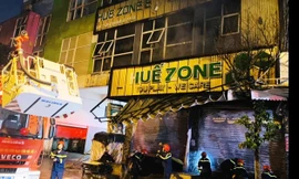 Cứu sống 3 người trong tiệm internet cháy dữ dội lúc rạng sáng