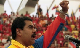 Tranh cử Tổng thống Venezuela: Lái xe buýt 'đấu' triệu phú