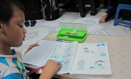 Bé 6 tuổi khiếm thính trọ học ở Hà Nội