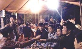 Thanh niên Tày lày cỏ trong đám cướiư. Ảnh: Vũ Tiệp (Báo Cao Bằng)