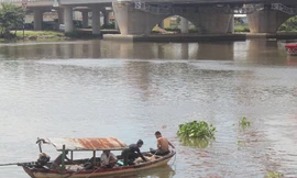 Tàu hỏa húc nam thanh niên bay xuống sông Sài Gòn