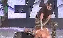 Phần thi đập gạch vào đầu, nện búa vào ngực, ăn sống thủy tinh