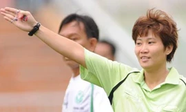 Cầu thủ nam đánh trọng tài nữ