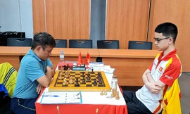 Đương kim vô địch quốc gia Bành Gia Huy (phải) thi đấu tại giải