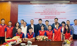 HLV Park Chung-gun chụp ảnh kỷ niệm cùng lãnh đạo ngành thể thao và đội tuyển bắn súng Việt Nam. Ảnh: Hà An