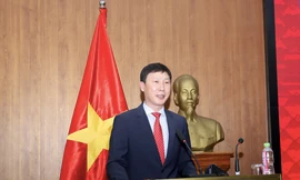 HLV Kim Sang-sik có hai trợ lý người Hàn Quốc